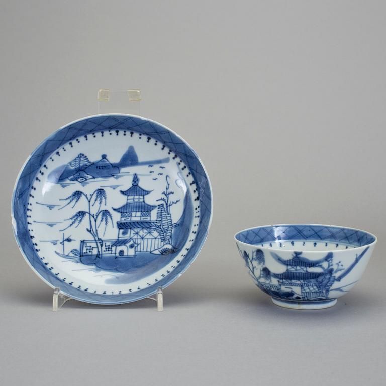 KOPPAR MED FAT, 7 stycken snarlika, porslin, Kina Jiaqing (1796-1820).