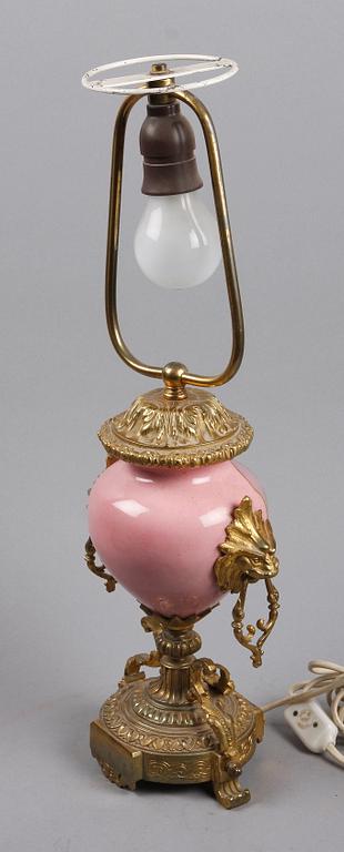 BORDSLAMPA, porslin och gulmetall, Louis XVI-stil, 1900-tal.