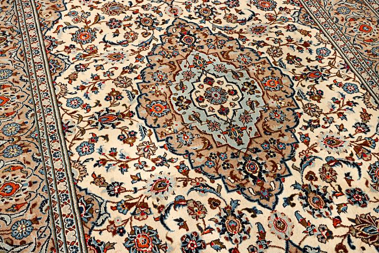 Matta, Keshan, ca 326 x 195 cm.