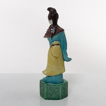 A Chinese porcelain figure of an elegant lady, 20th century.