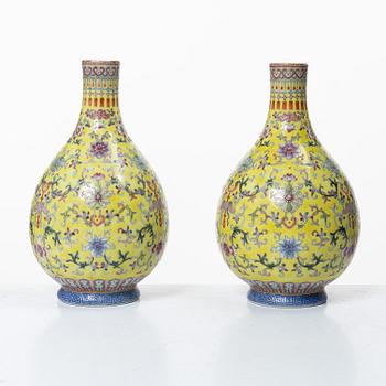 Vaser, ett par, porslin, Kina, 1900-tal.