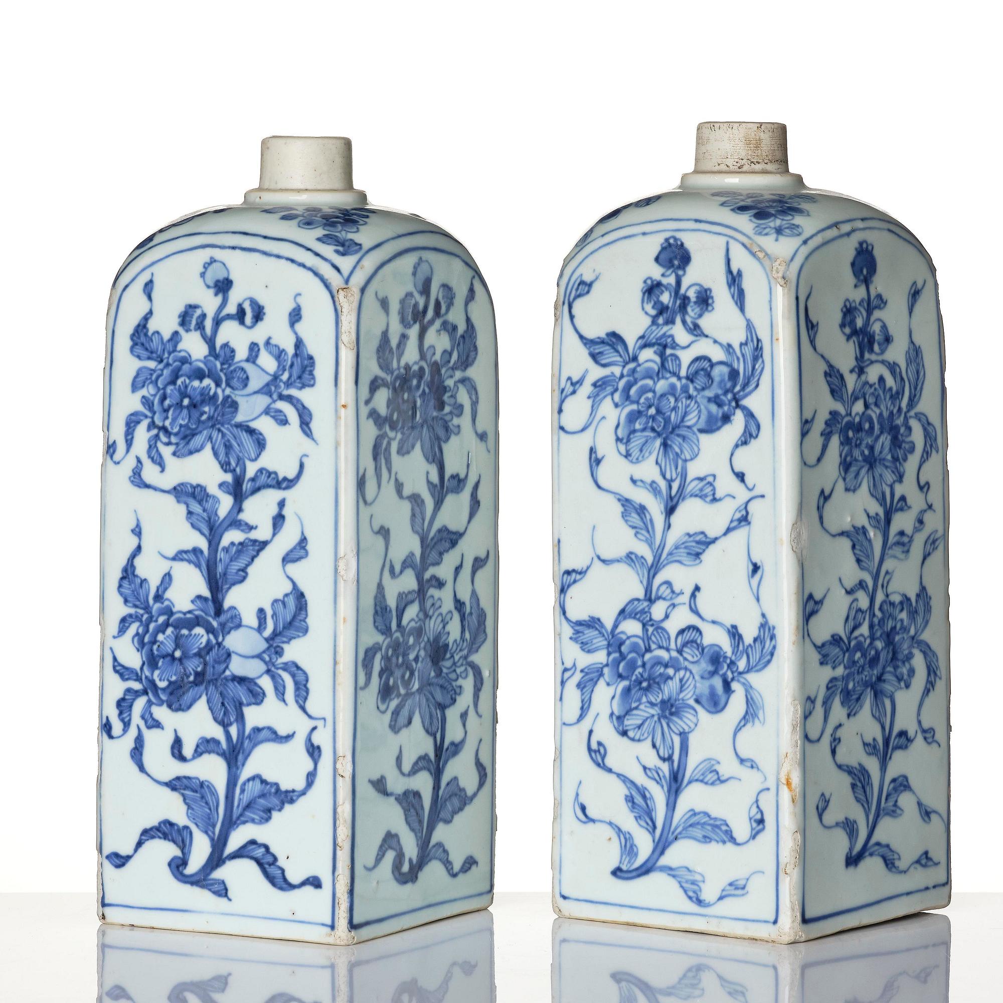 A pair of blue and white bottle flasks, early Qing dynasty, 17th century.