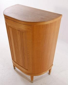 SKÅP, Carl Malmsten. Brännmärkt CM.