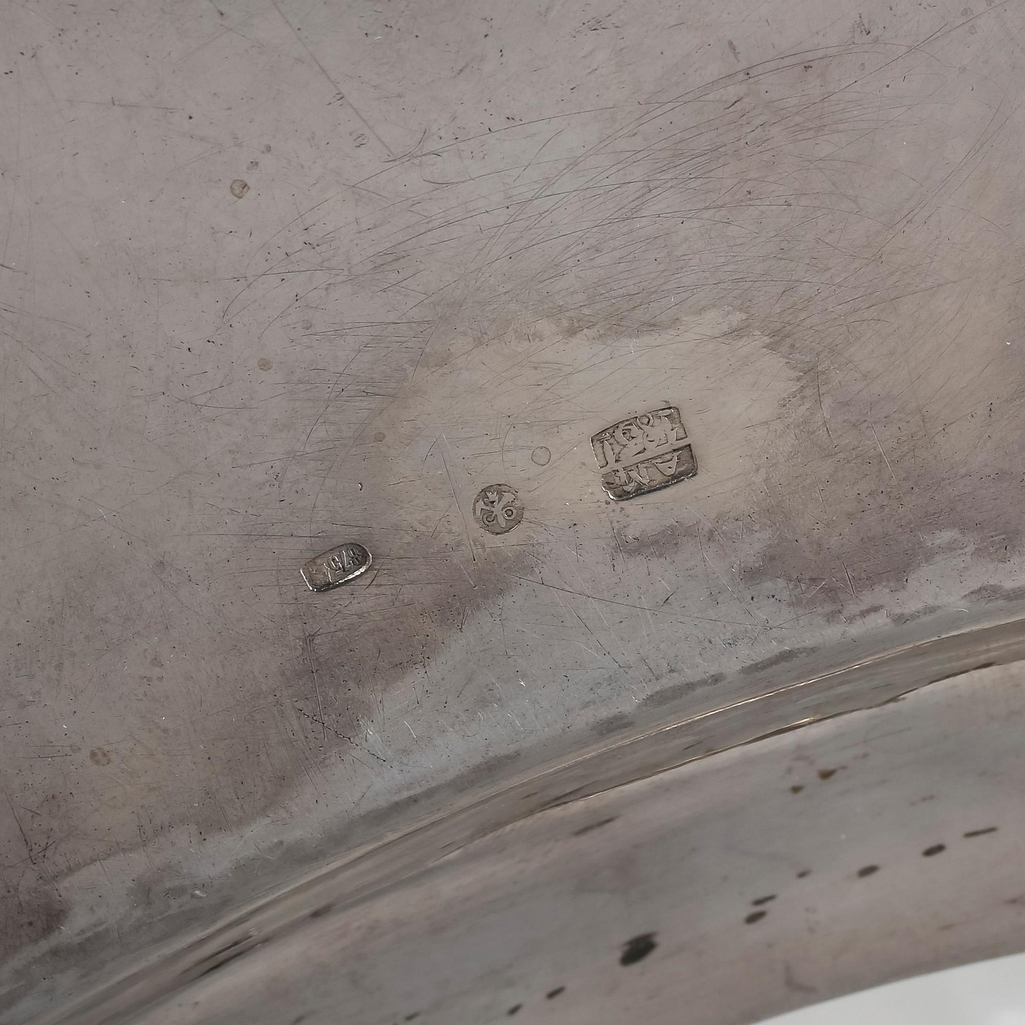 BRICKA, silver. Aleksandr Nikolayevich Mitin, Sankt Petersburg. Verksam 1842-1877. Vikt ca 673 gram.