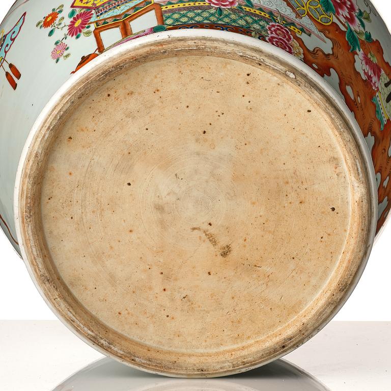 Golvurna med lock, porslin. Qingdynastin, 1800-tal.