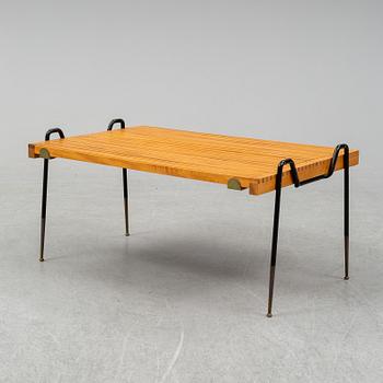 A mid 20th Century walnut extendible coffee table.