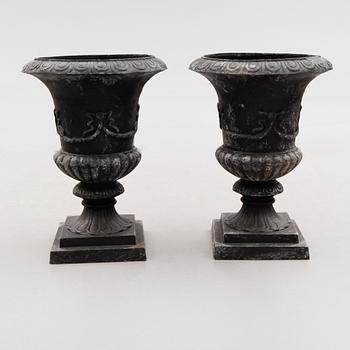 TRÄDGÅRDSURNOR, 1 par, gjutjärn, modern tillverkning.