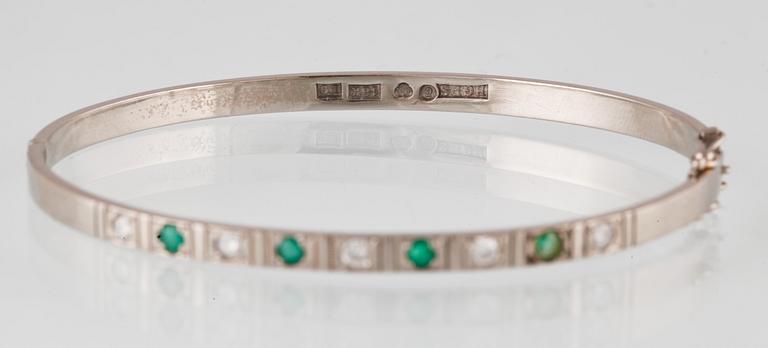 ARMRING, 18k vitguld med 5 briljantslipade diamanter och 4 smaragder, Sten Gramen, Göteborg, 1965. Vikt 13,3 gram.