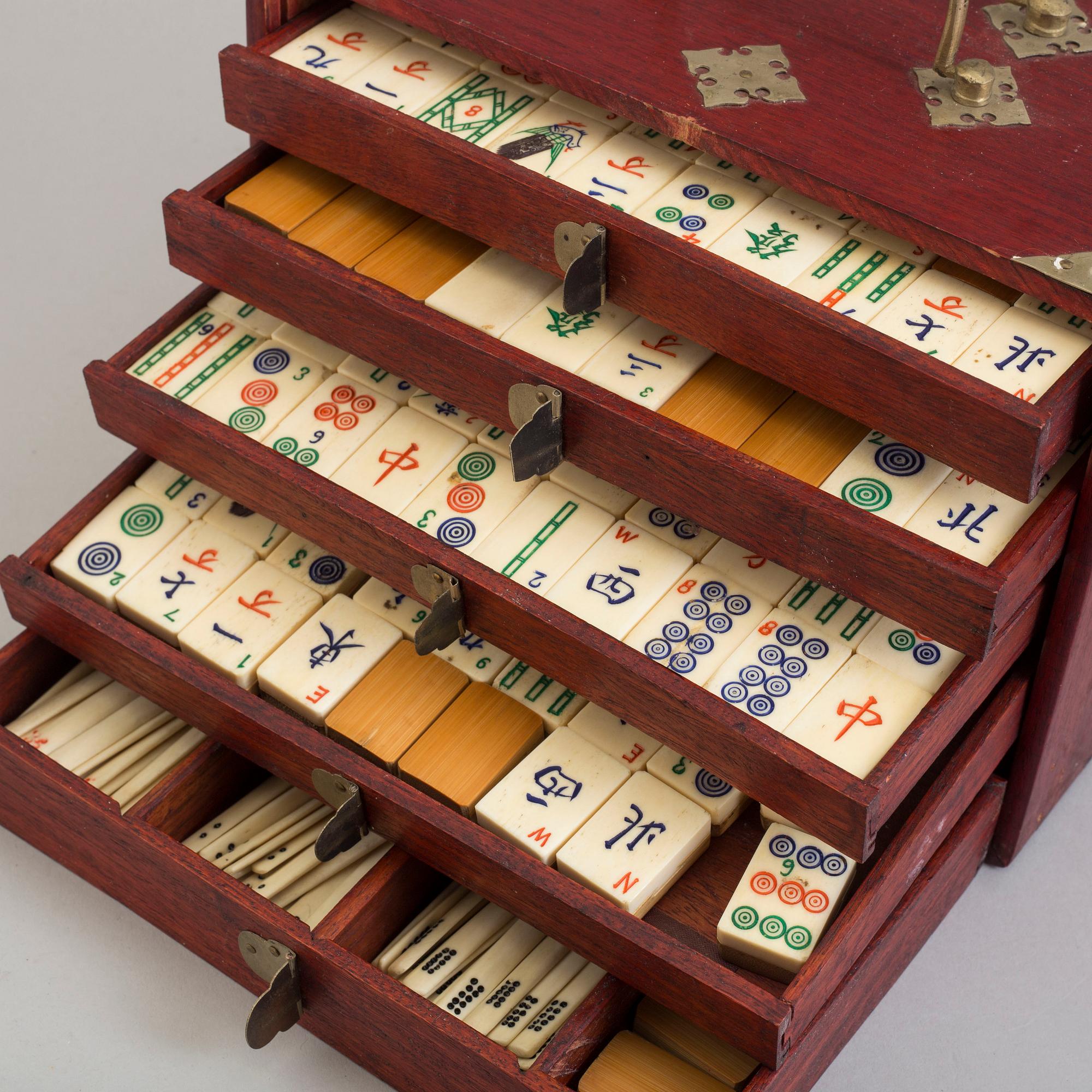 SKRIN med MAHJONG pjäser. Kina, 1900-tal.