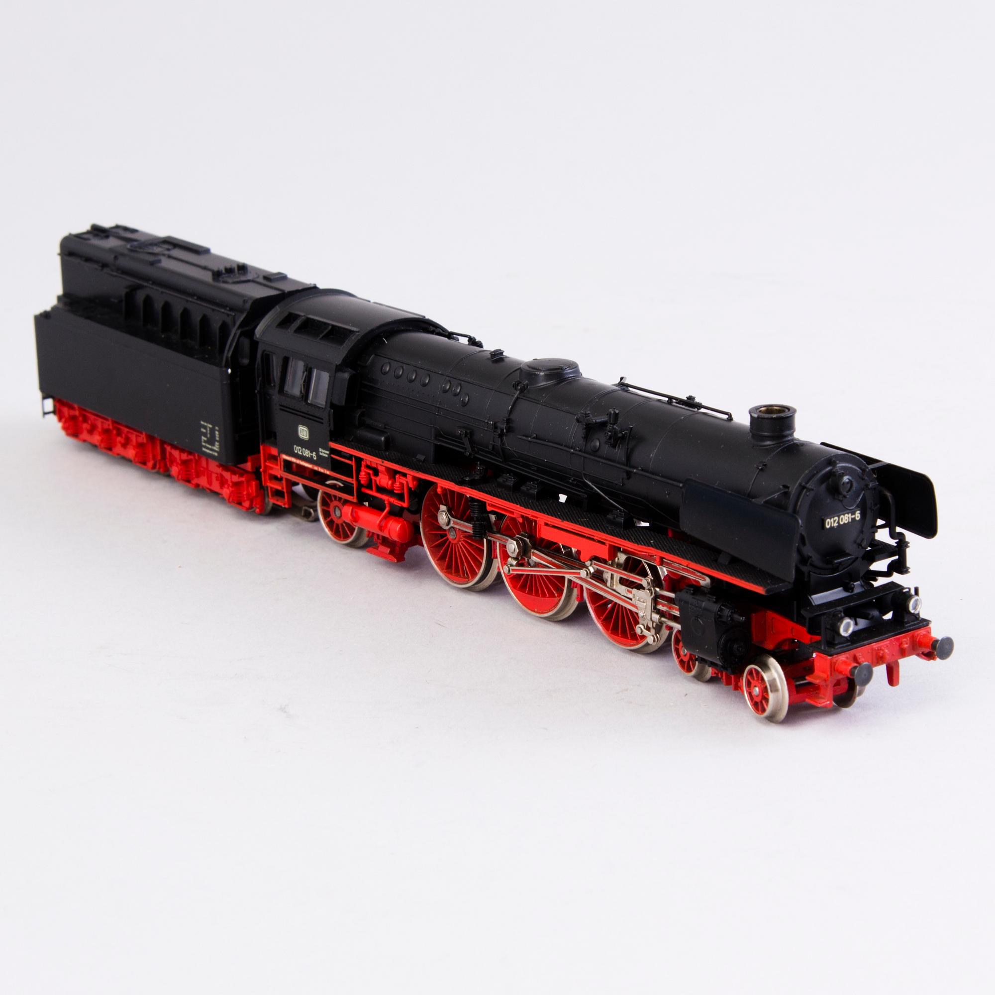 MÄRKLIN, sähkövetureita, 2 kpl ja vaunu, Saksa.