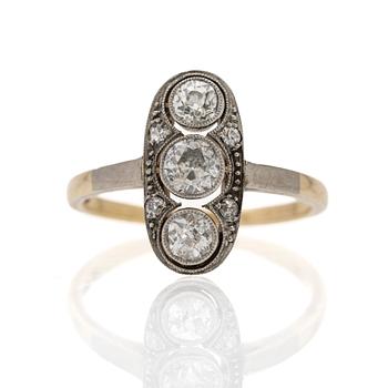 Ring Art Déco av 14K guld och platina med diamanter.