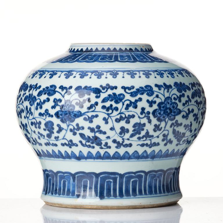 A blue and white jar, Qing dynasty, 19th Century.