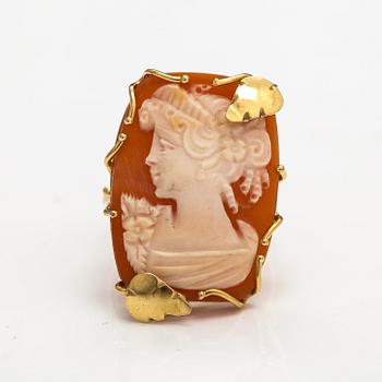 An 18K gold ring with a seashell cameo. Italy.