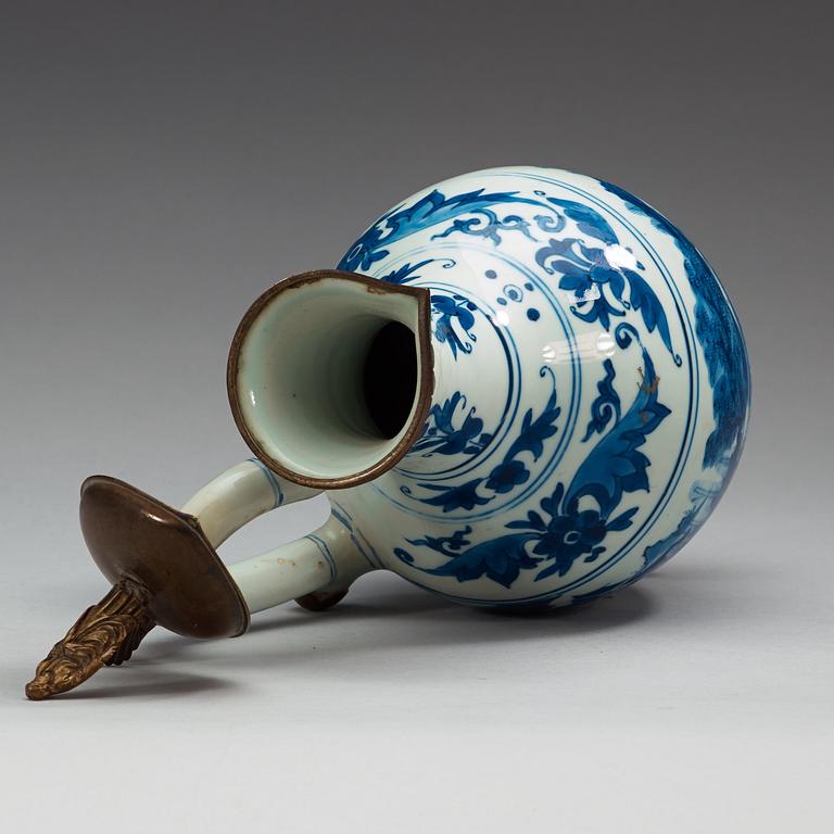 A blue and white Transitional ewer, 17th Century.