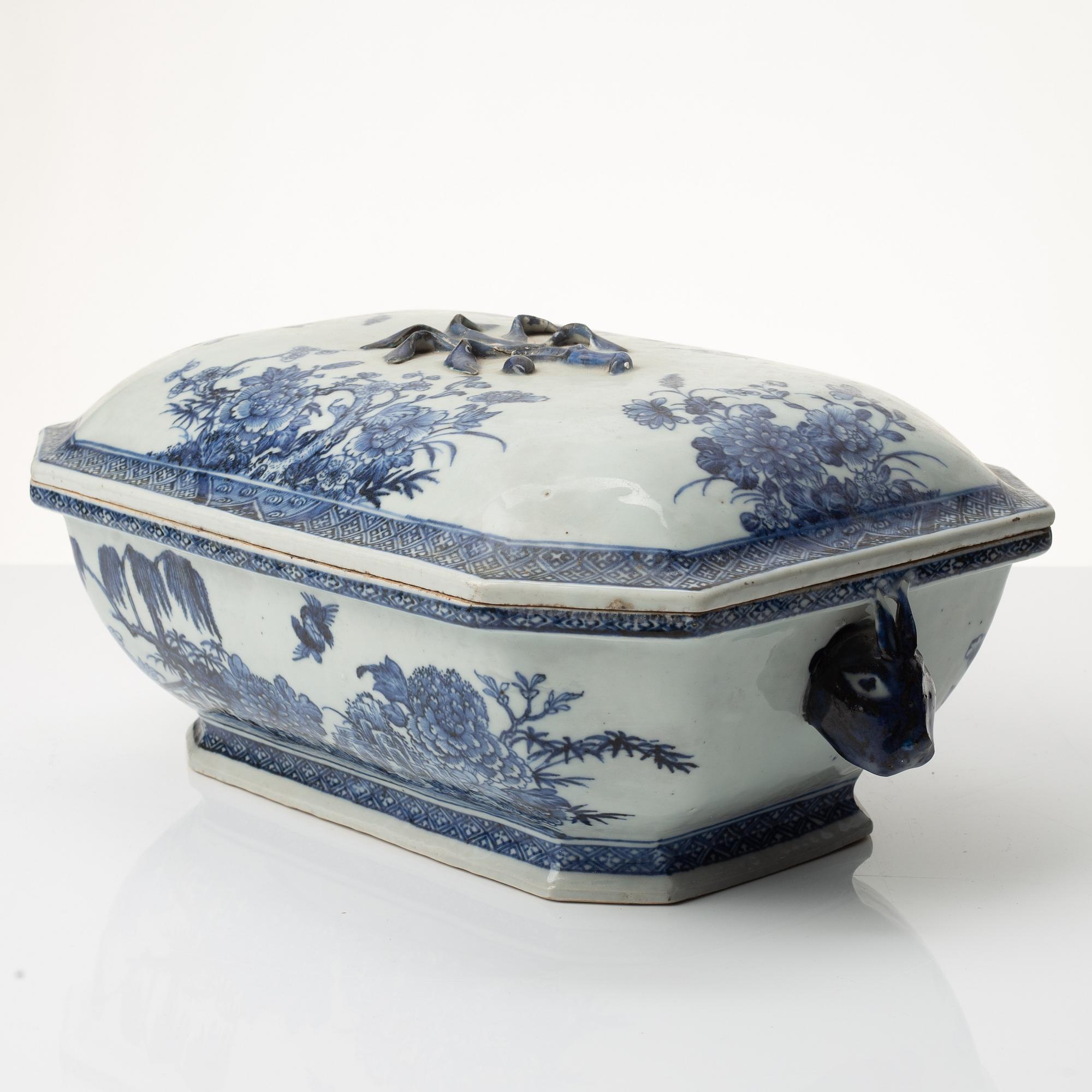 A blue and white tureen with cover, Qingdynasty, Qianlong (1736-95).