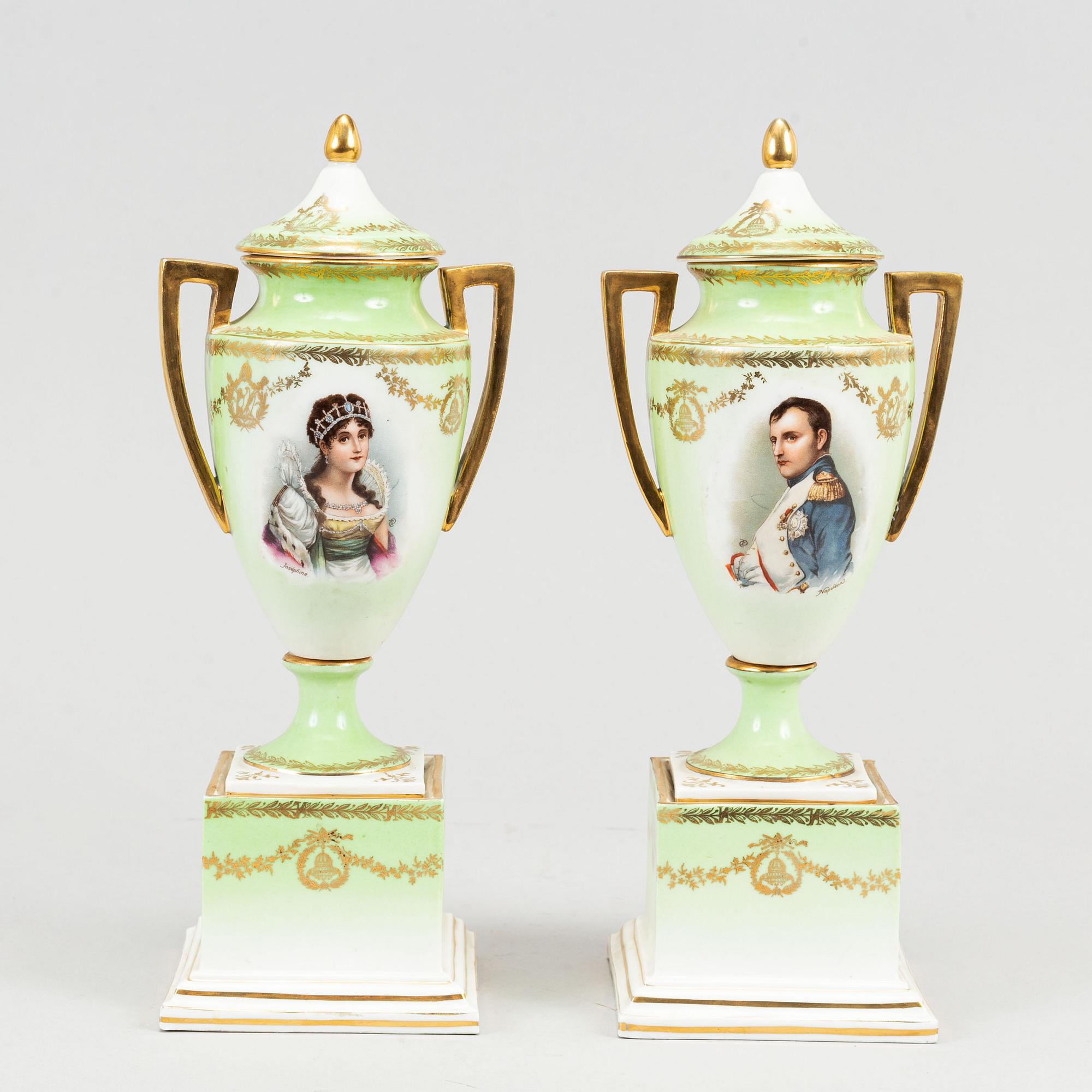 A pair of porcelain urns, possibly naples, first half of the 20th century.