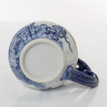 A group of eight Chinese blue and white porcelain custard cups with covers, Qing dynasty, Qianlong (1736-95).