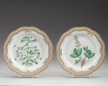 A set of 14 Royal Copenhagen 'Flora Danica' plates, Denmark, 20th Century.