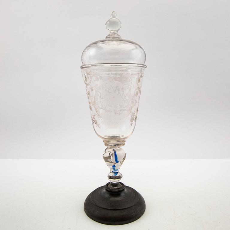 Cup with lid, glass, 18th century.
