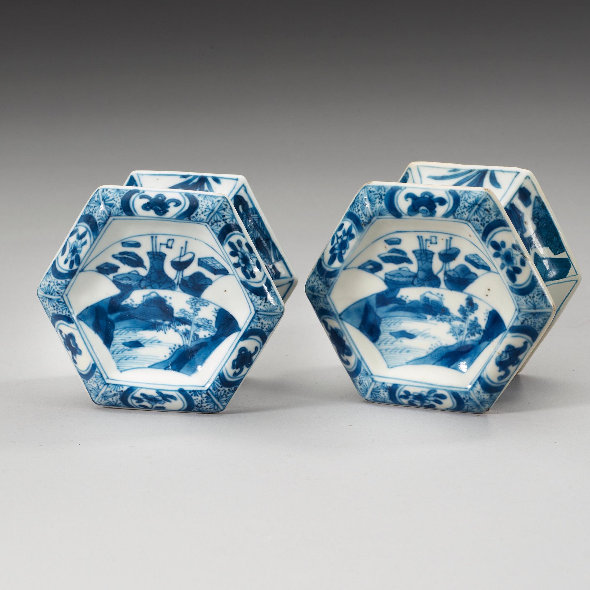 A pair of blue and white salts, Qing fynasty Kangxi (1662-1722).