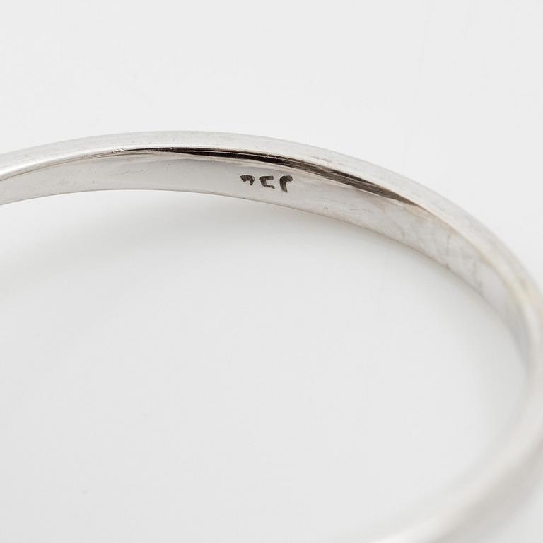 Ring 18K vitguld med turkos samt runda briljant- och baguetteslipade  diamanter.
