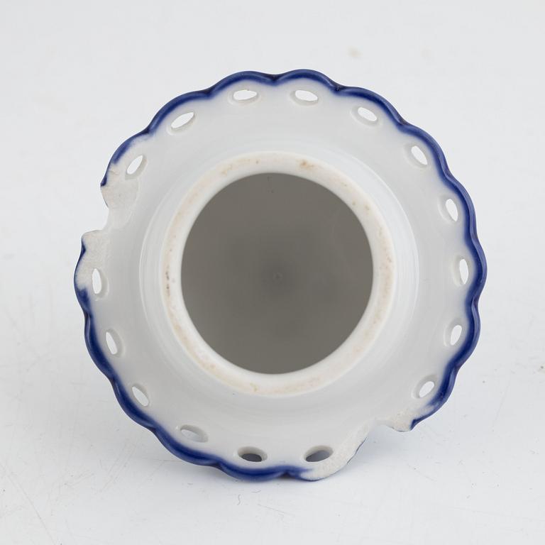 Royal Copenhagen, 125 porcelain service parts, 'Musselmalet Half Lace and Full Lace', Denmark.