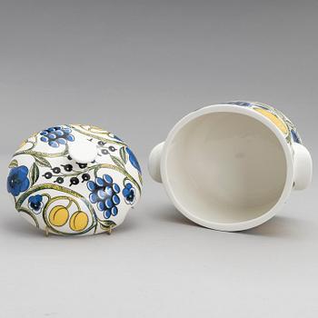 BIRGER KAIPIAINEN, A lidded tureen and a serving dish of the 'Paratiisi' series for Arabia, Finland.