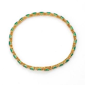 Bracelet 18K gold with emeralds and brilliant-cut diamonds.