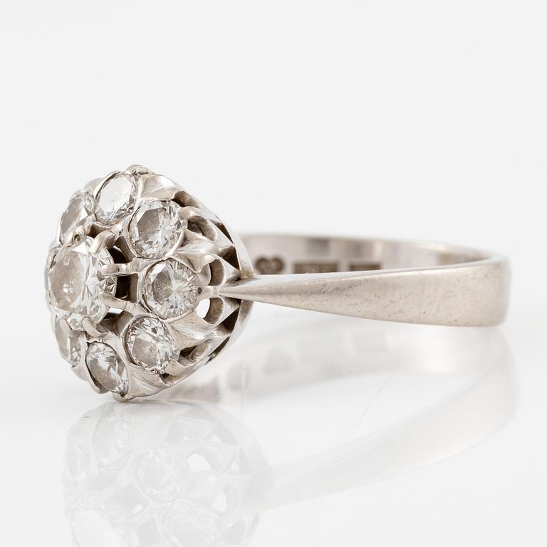 Ring 18K vitguld med runda briljantslipade diamanter totalvikt 1.35 ct enligt gravyr.