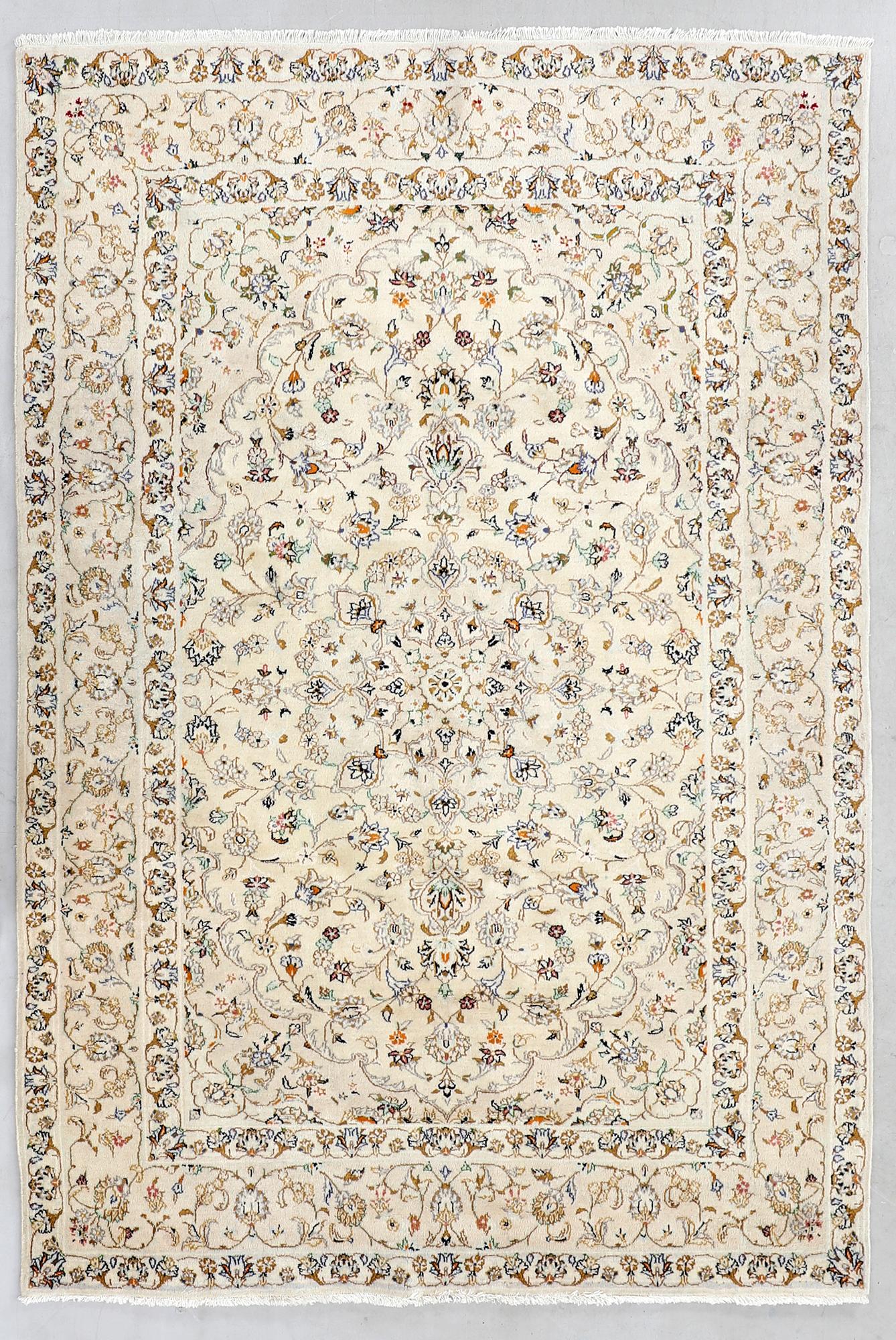 Matta Orientalisk semiantik, ca 286x193 cm.