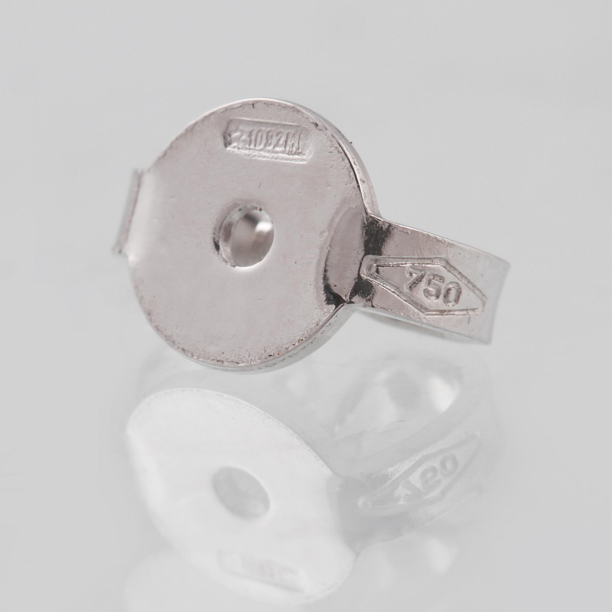 ÖRHÄNGEN, 18K vitguld med briljantslipade diamanter ca 0.69 ct. Vikt 1,6 gram.