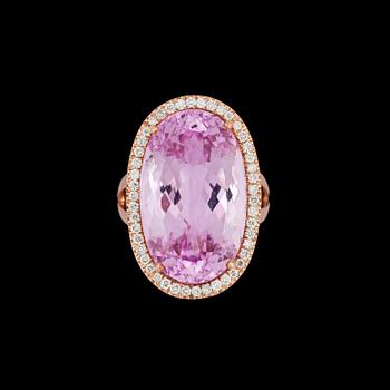 986. RING, oval fasettslipad kunzit, 30.95 ct, och briljantslipade diamanter, tot. 1.12 ct.