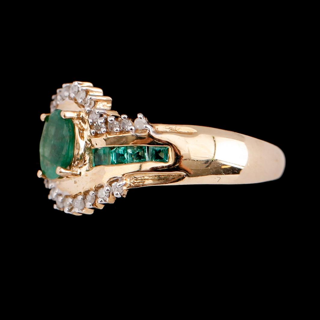 RING, 10 k guld, smaragder tot 0.85 ct och diamanter tot 0.15 ct.