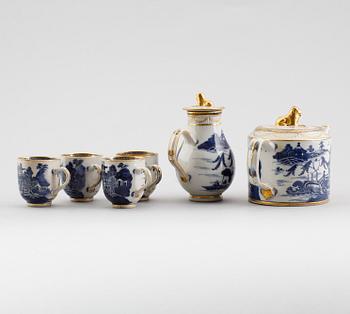 TEKANNA, TILLBRINGARE SAMT KOPPAR, 4 st, porslin, Kina, Qianlong 1736-1795.