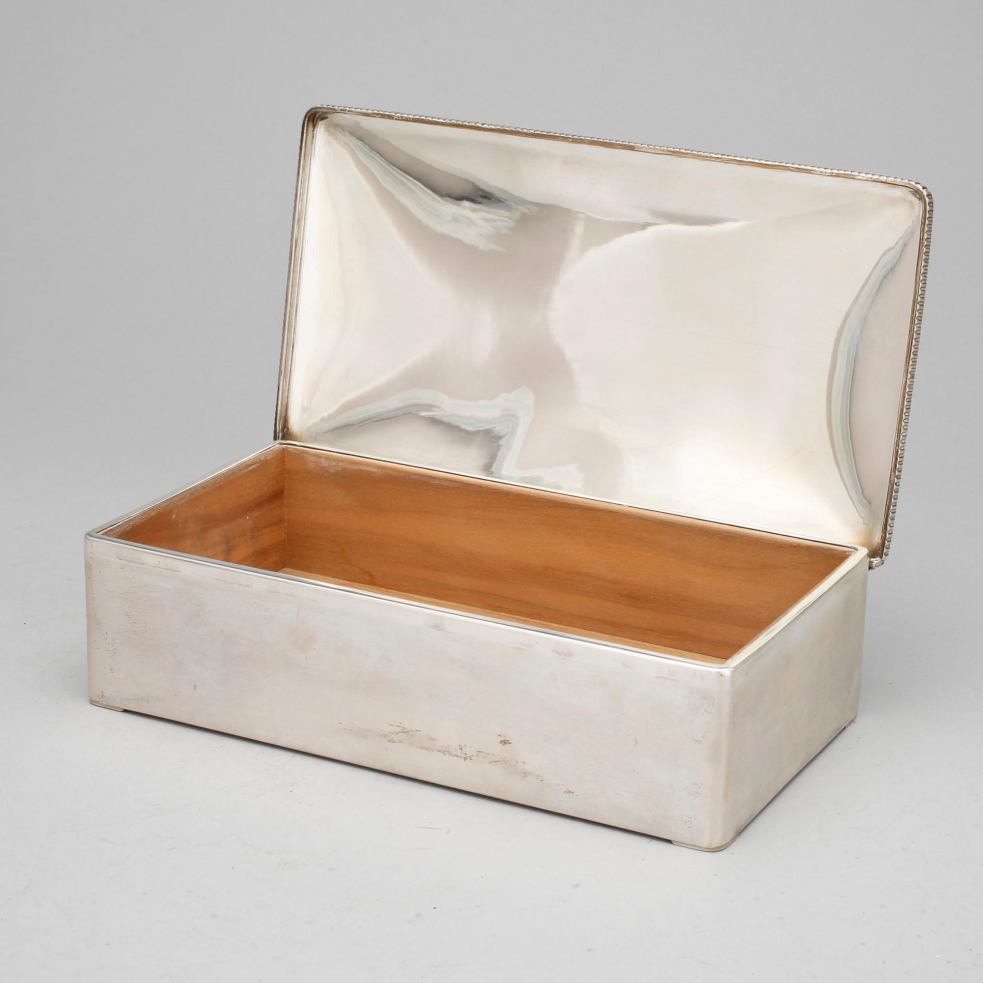 CIGARRSKRIN, silver, svenska importstämplar, 1900-talets mitt. Total vikt ca 615 gram.