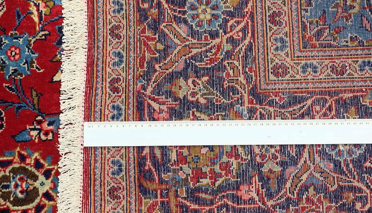 A CARPET KASHAN AROUND 305 X 195 CM.