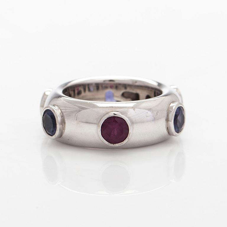 An 18K white gold ring with garnets and cordierites.