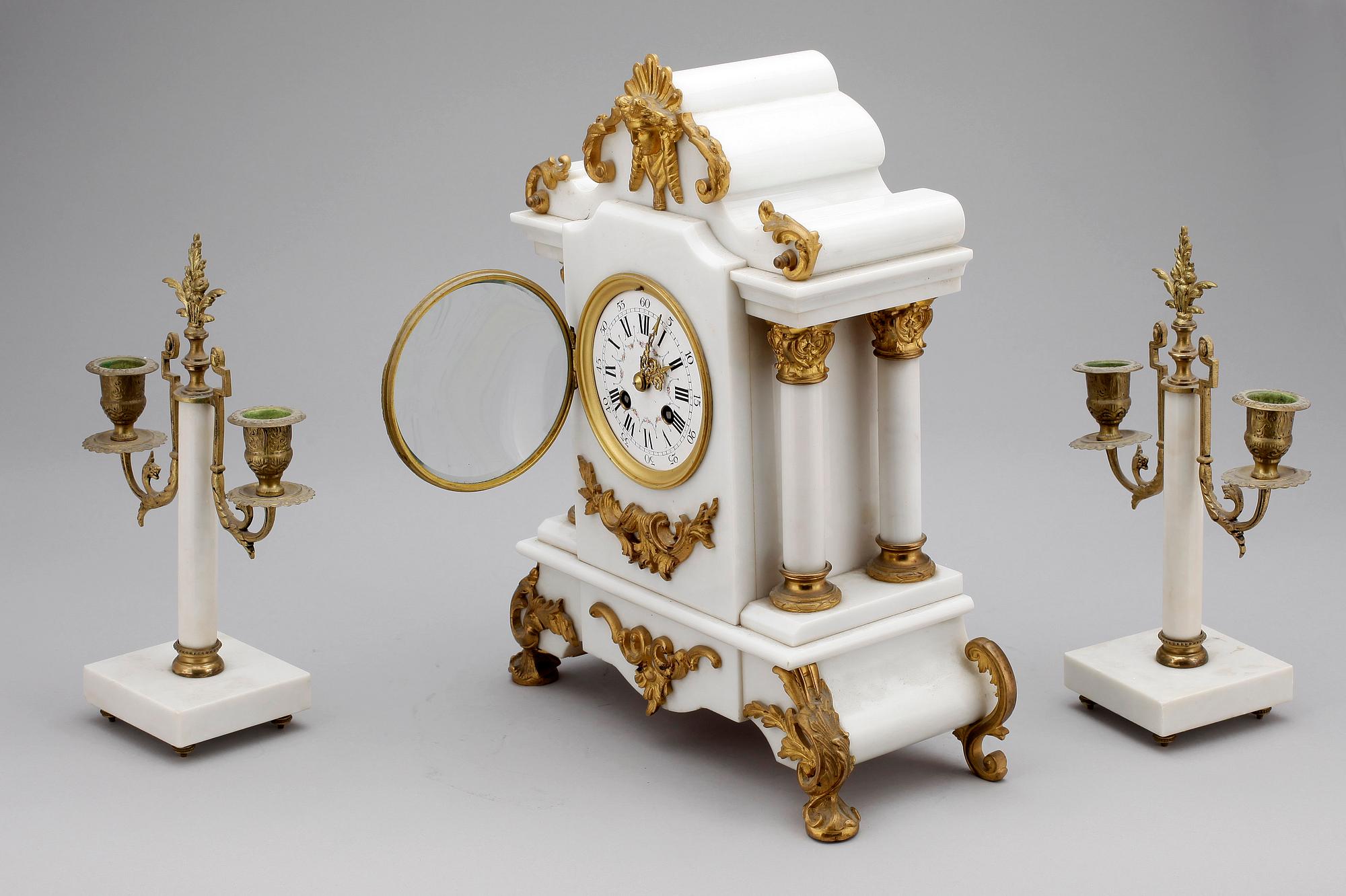 BORDSGARNITYR, 3 delar, marmor och mässing, Louis XVI-stil, omkring 1900.