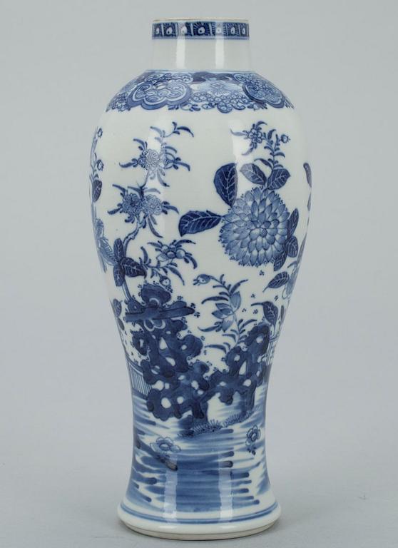 VAS, porslin, Kangxi-stil, Kina 1800-tal.