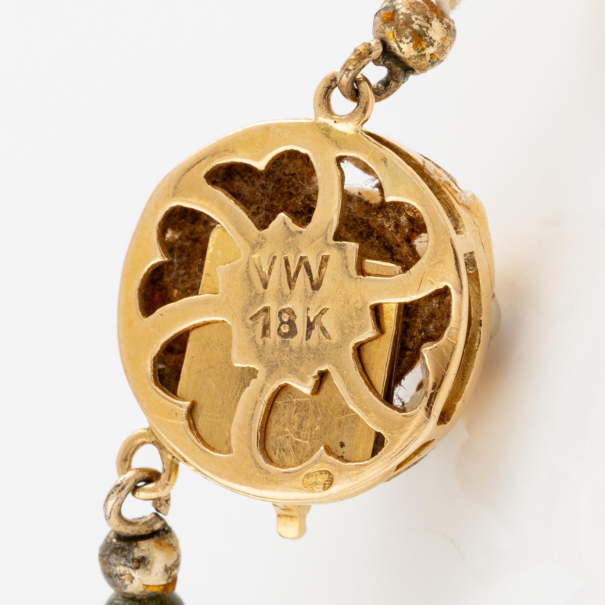 Pearl necklace, cultured pearls and green stone beads, with clasp in 18K gold.