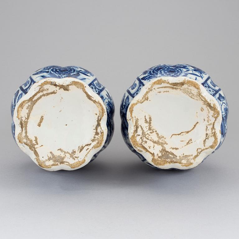 VASER, ett par, fajans, Delft, Holland, 1700-tal.