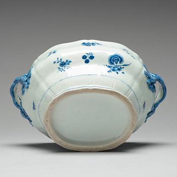 A blue and white tureen with cover, Qing dynasty, Qianlong (1736-95).