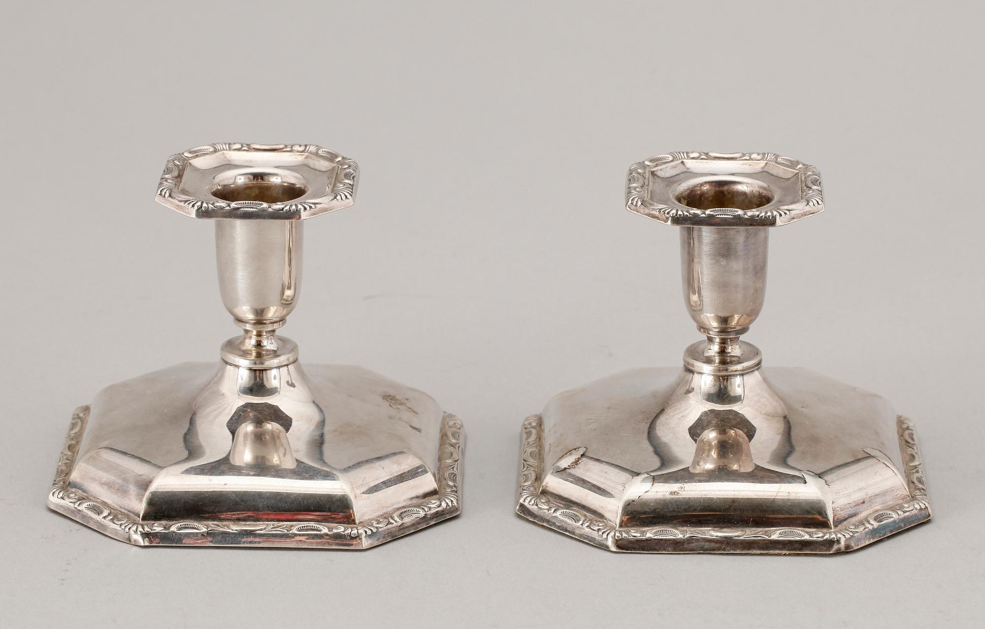 LJUSSTAKAR, ett par, silver. Svenska importstämplar, 1900-tal.