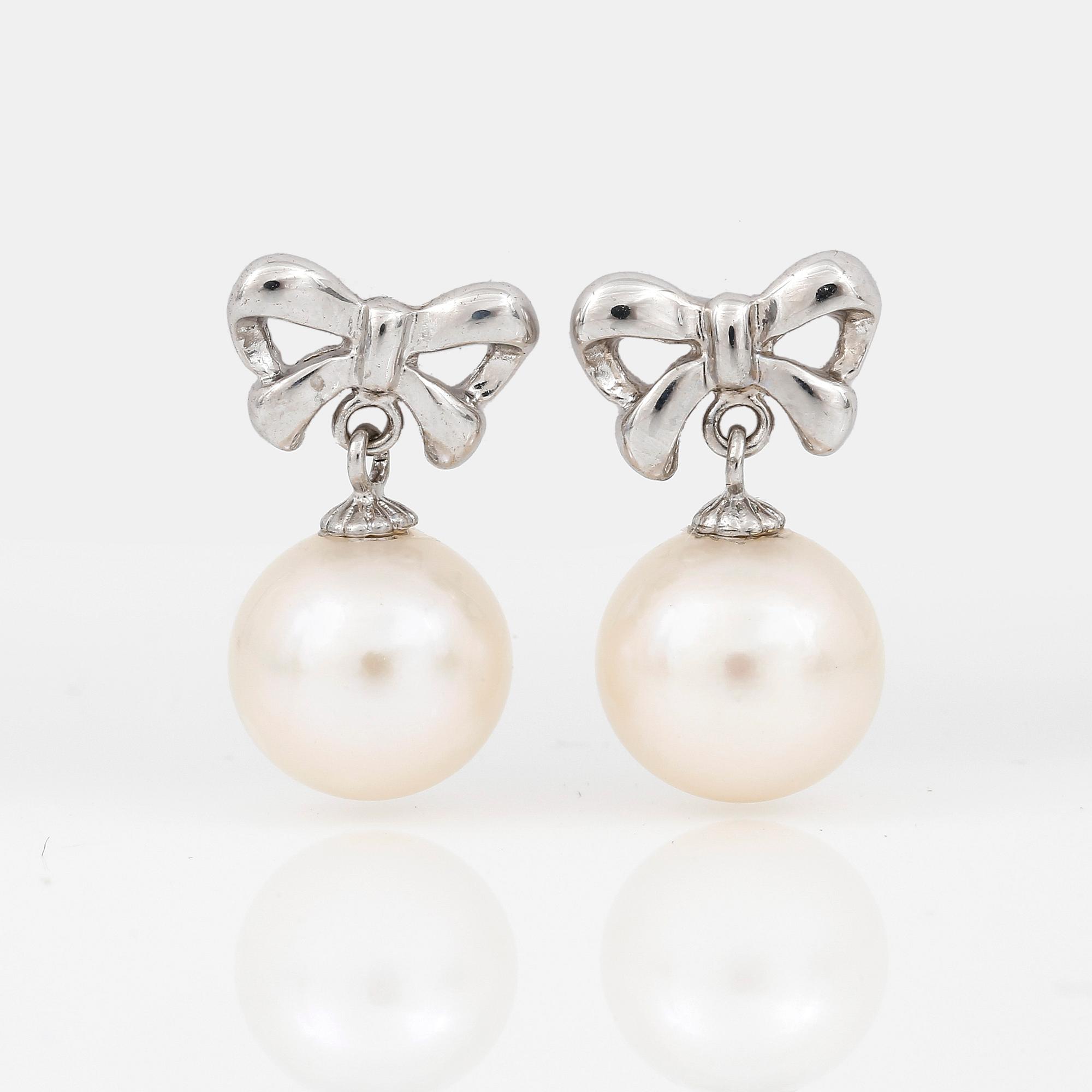 ÖRHÄNGEN, ett par, med odlade pärlor.