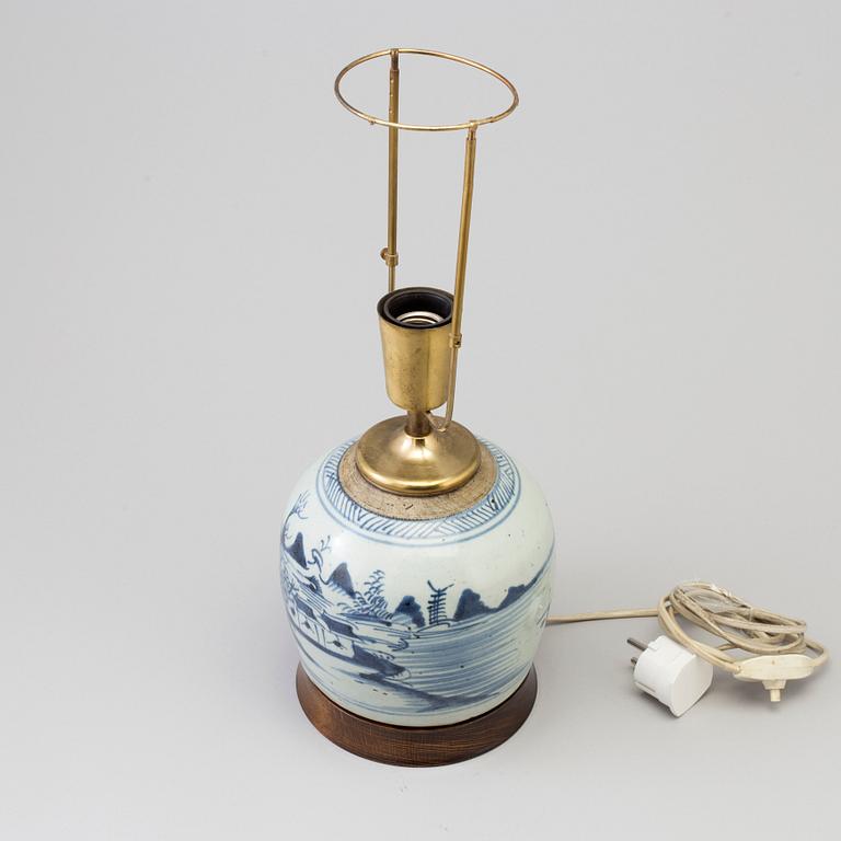 A blue and white jar, Qing dynasty, 19th Century.