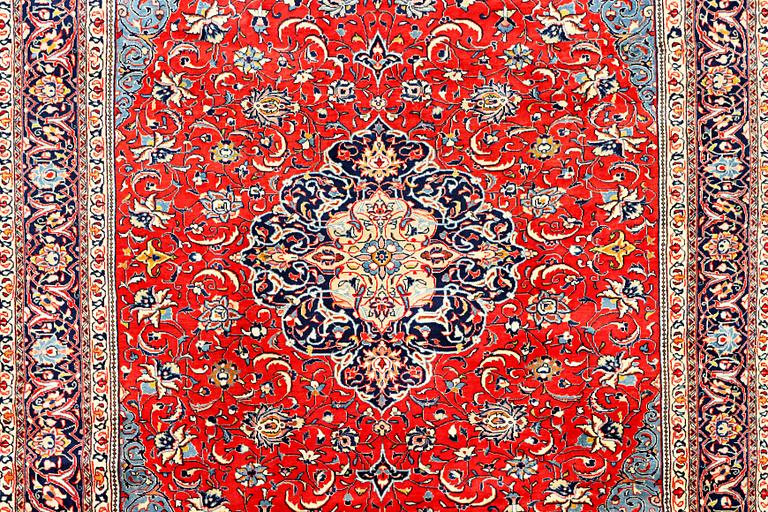 A Kashan carpet, a. 320 x 234 cm.
