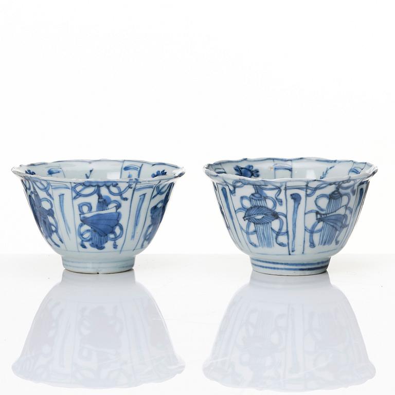Two blue and white bowls, Ming dynasty, Wanli (1572-1572-1620).