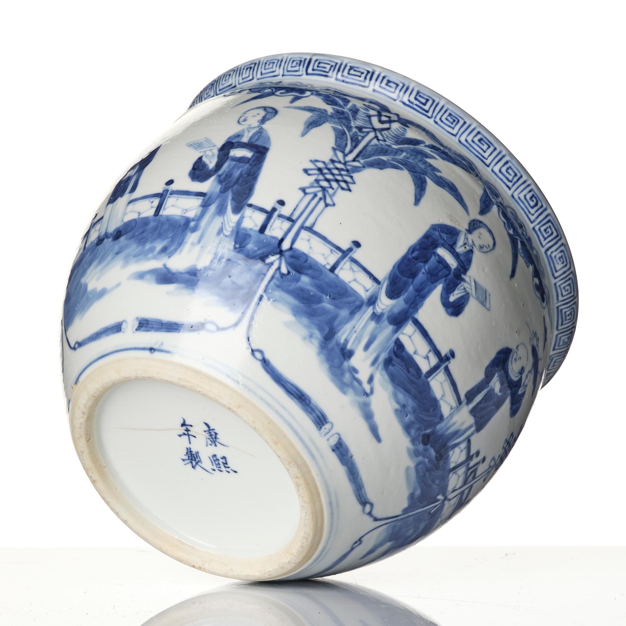 A Chinese blue and white porcelain flower pot, 20th century.