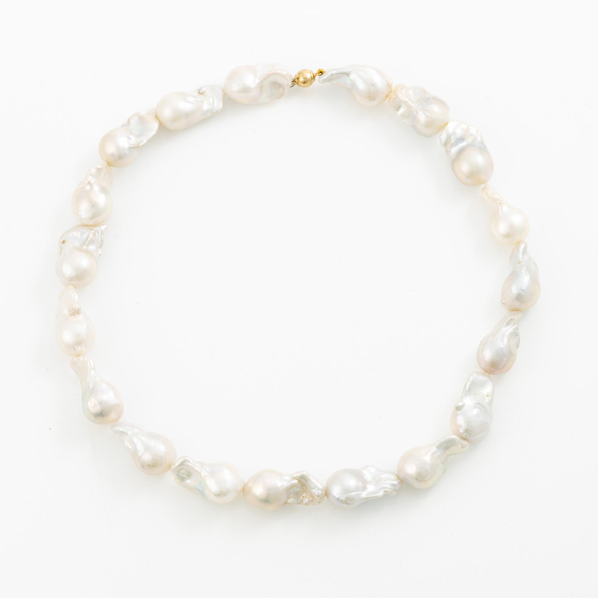 Collier odlade barockformade sötvattenspärlor lås 18K guld.