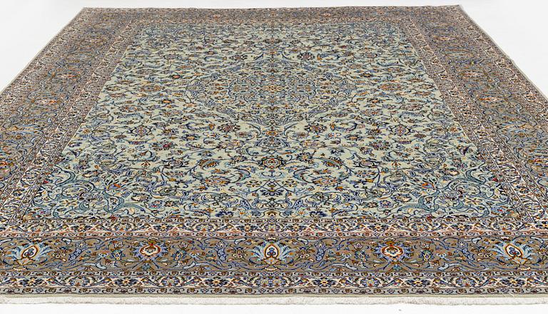 A signed Kashan carpet, approx. 436 x 314 cm.